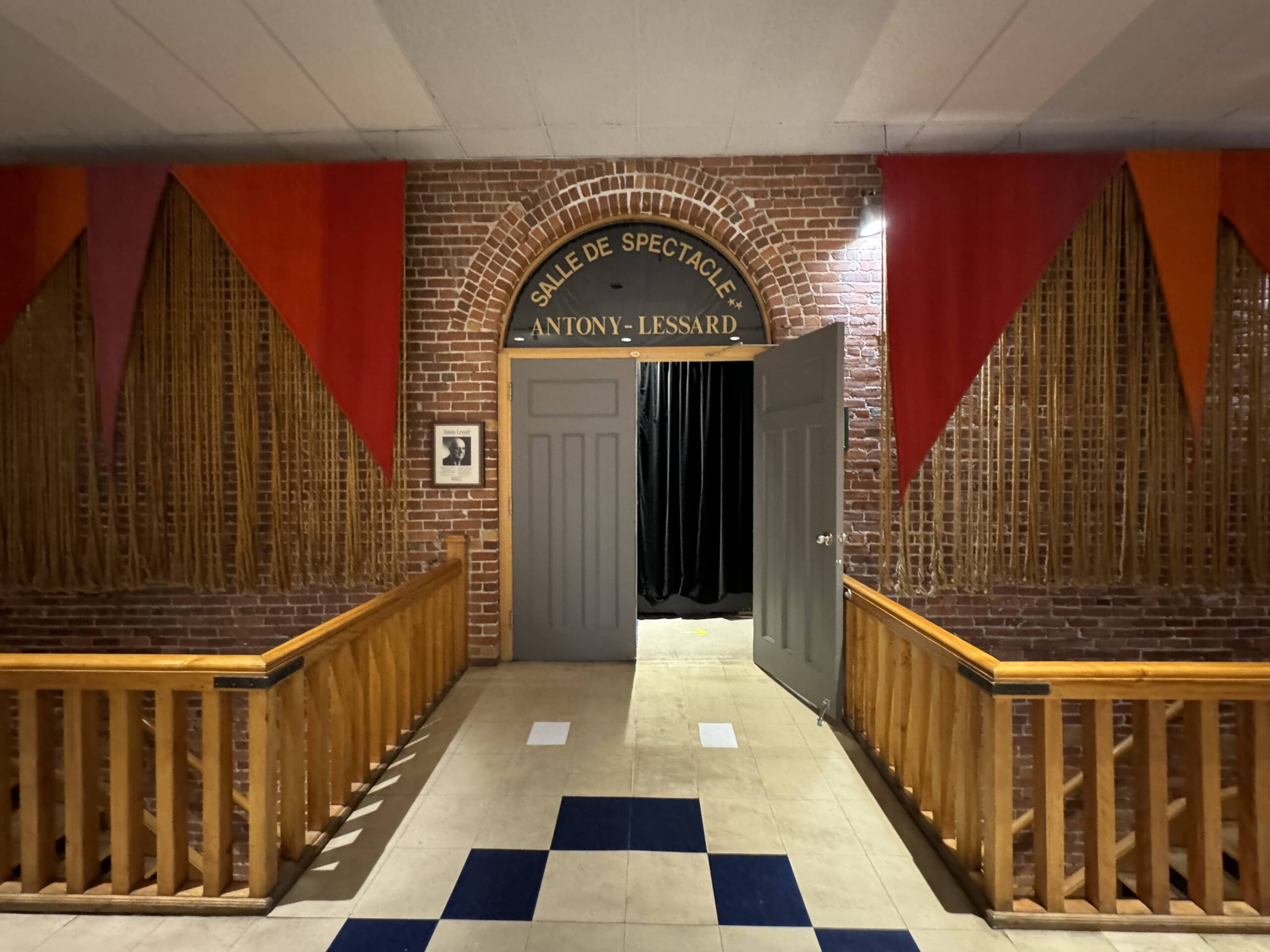 Porte ouverte à l'entrée de la salle Antony-Lessard à Saint-Jérôme
