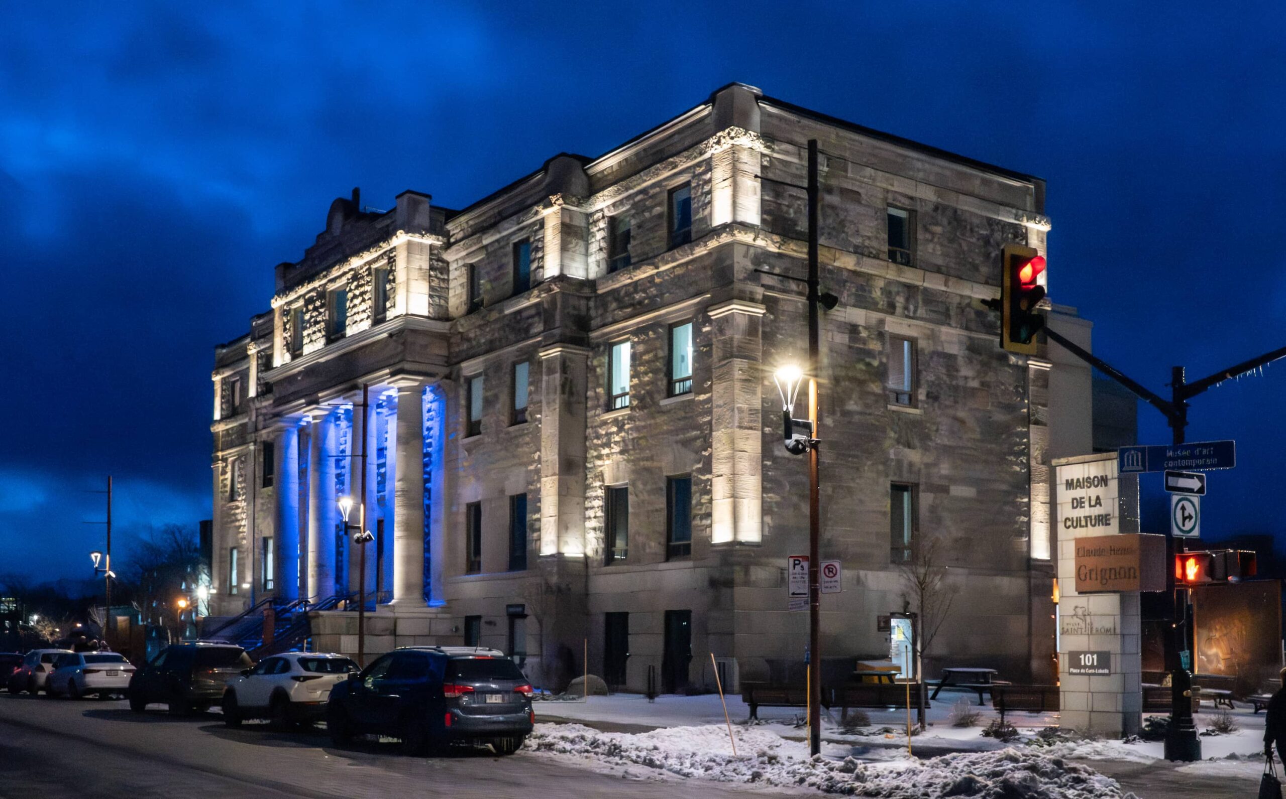 Façade de la Maison de la culture Claude-Henri-Grignon, éclairée en bleu, à Saint-Jérôme