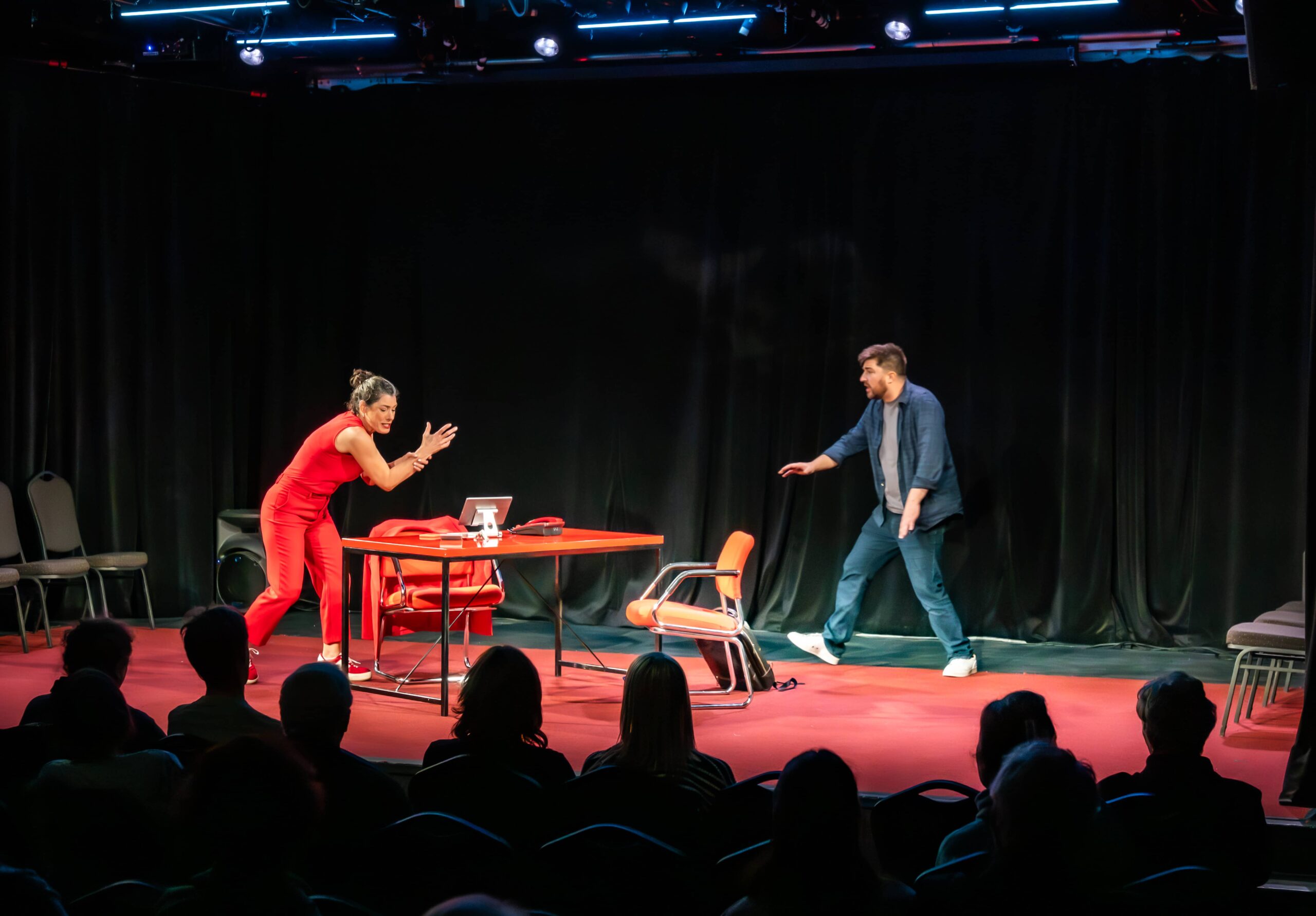 Une actrice et un acteur sur scène pour présenter une pièce de théâtre à la salle Antony-Lessard, à Saint-Jérôme