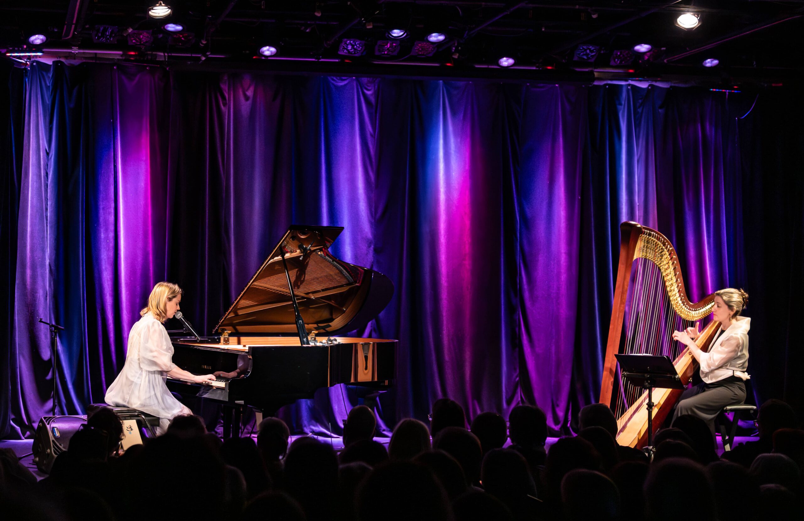 Viviane Audet sur scène avec éclairage violet, lors d'un spectacle à la salle Antony-Lessard à Saint-Jérôme